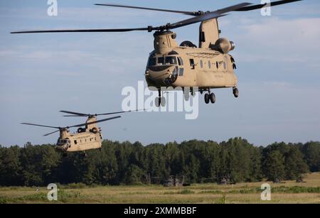 Florida Army National Guard (FLARNG) CH-47 Chinooks pilotés par des soldats du 1er Bataillon, 111th Aviation Regiment transport Soldiers affectés au 2nd Battalion, 124th Infantry Regiment à partir d'une zone de largage au Camp Shelby, Mississippi, lors de l'exercice exportable combat Training Capability (XCTC), 28 juillet 2024. Ces soldats se sont entraînés et préparés pour cet événement culminant pendant près de deux semaines. (Photo de l'armée américaine par le SPC Christian Wilson) Banque D'Images