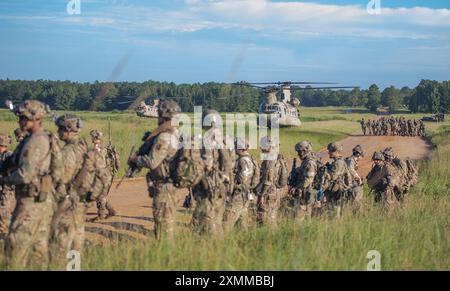 Les soldats de la garde nationale de l'armée de Floride (FLARNG) du 2e bataillon du 124e régiment d'infanterie commencent à monter à bord du CH-47 Chinooks piloté par des soldats du 1er bataillon du 111e régiment d'aviation lors de l'exercice exportable combat Training Capability (XCTC) au camp Shelby, Mississippi, le 28 juillet 2024. L’événement culminant de XCTC a nécessité la coordination de plusieurs unités pour réaliser la mission. (Photo de l'armée américaine par le SPC Christian Wilson) Banque D'Images