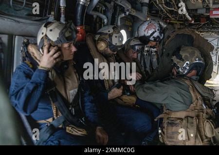 Les Marines des États-Unis avec le Marine Medium Tiltrotor Squadron 268 (renforcé), Marine Rotational Force - Darwin 24.3, aident les marins de la Marine italienne à sécuriser leurs ceintures de sécurité à bord d'un MV-22B Osprey lors de l'exercice Pitch Black 24, dans la mer de Timor, le 25 juillet 2024. L’exercice Pitch Black 24 est le plus important des 43 ans d’histoire de l’exercice et rassemble 20 pays participants, plus de 140 avions du monde entier et plus de 4000 membres du personnel. L'emplacement de l'exercice Black 24 permet à Marine Rotational Force – l'élément de combat aérien de Darwin 24.3 (VMM-268 (rein.), d'intégrer les MV-22B Ospreys et les capacités de combat aérien Banque D'Images