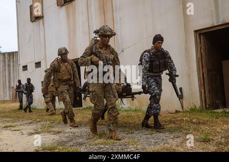 Marines et marins américains affectés à Charlie Company, Battalion Landing Team 1/5, 15th Marine Expeditionary Unit, et les marines sri-lankais transportent une victime simulée à un point de collecte de victimes lors d'un exercice de raid amphibie à la Marine corps Training Area Bellows, Waimanalo, Hawaï, dans le cadre de l'exercice Rim of the Pacific 2024, juillet 27. Vingt-neuf pays, 40 navires de surface, trois sous-marins, 14 forces terrestres nationales, plus de 150 avions et 25 000 membres du personnel participent au RIMPAC dans et autour des îles Hawaï, du 27 juin au 1er août. Le plus grand effort maritime international au monde Banque D'Images