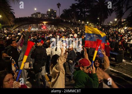 Santiago, Chili. 28 juillet 2024. Des milliers de Vénézuéliens se rassemblent devant l'ambassade du Venezuela à Santiago, au Chili, dans l'attente des résultats des élections présidentielles de leur pays, avec lesquelles ils espèrent renverser le régime de Nicolás Maduro à Santiago, au Chili, le 28 juillet 2024. Bien que seulement un peu plus de 2 500 personnes qualifiées du Chili aient pu voter, il y avait beaucoup plus de Vénézuéliens qui sont venus sur place pour soutenir le processus électoral. (Photo de Jesus Martinez/Sipa USA) crédit : Sipa USA/Alamy Live News Banque D'Images