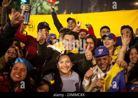 Santiago, Chili. 28 juillet 2024. Des milliers de Vénézuéliens se rassemblent devant l'ambassade du Venezuela à Santiago, au Chili, dans l'attente des résultats des élections présidentielles de leur pays, avec lesquelles ils espèrent renverser le régime de Nicolás Maduro à Santiago, au Chili, le 28 juillet 2024. Bien que seulement un peu plus de 2 500 personnes qualifiées du Chili aient pu voter, il y avait beaucoup plus de Vénézuéliens qui sont venus sur place pour soutenir le processus électoral. (Photo de Jesus Martinez/Sipa USA) crédit : Sipa USA/Alamy Live News Banque D'Images