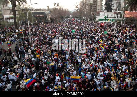 Santiago, Chili. 28 juillet 2024. Des milliers de Vénézuéliens se rassemblent devant l'ambassade du Venezuela à Santiago, au Chili, dans l'attente des résultats des élections présidentielles de leur pays, avec lesquelles ils espèrent renverser le régime de Nicolás Maduro à Santiago, au Chili, le 28 juillet 2024. Bien que seulement un peu plus de 2 500 personnes qualifiées du Chili aient pu voter, il y avait beaucoup plus de Vénézuéliens qui sont venus sur place pour soutenir le processus électoral. (Photo de Jesus Martinez/Sipa USA) crédit : Sipa USA/Alamy Live News Banque D'Images