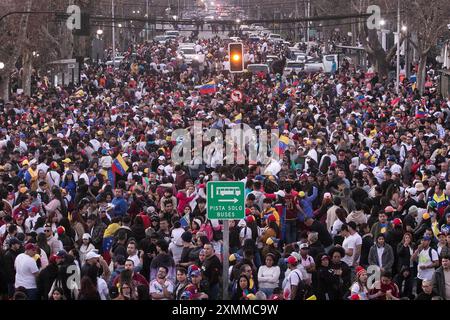 Santiago, Chili. 28 juillet 2024. Des milliers de Vénézuéliens se rassemblent devant l'ambassade du Venezuela à Santiago, au Chili, dans l'attente des résultats des élections présidentielles de leur pays, avec lesquelles ils espèrent renverser le régime de Nicolás Maduro à Santiago, au Chili, le 28 juillet 2024. Bien que seulement un peu plus de 2 500 personnes qualifiées du Chili aient pu voter, il y avait beaucoup plus de Vénézuéliens qui sont venus sur place pour soutenir le processus électoral. (Photo de Jesus Martinez/Sipa USA) crédit : Sipa USA/Alamy Live News Banque D'Images