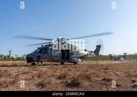 Les pilotes de la marine italienne se préparent au décollage dans un hélicoptère NH-90 aux côtés des Marines américains avec Marine Medium Tiltrotor Squadron 268 (renforcé), Marine Rotational Force – Darwin 24.3, dans un MV-22B Osprey en préparation d'une formation bilatérale dans le cadre d'une sortie d'entraînement pendant l'exercice Pitch Black 24 à Mount Bundey Training Area, territoire du Nord, Australie, le 22 juillet 2024. L’exercice Pitch Black 24 est le plus important des 43 ans d’histoire de l’exercice et rassemble 20 pays participants, plus de 140 avions du monde entier et plus de 4 000 membres du personnel. L'emplacement d'exercice Black 24 permet les MRF-d 24.3 Banque D'Images