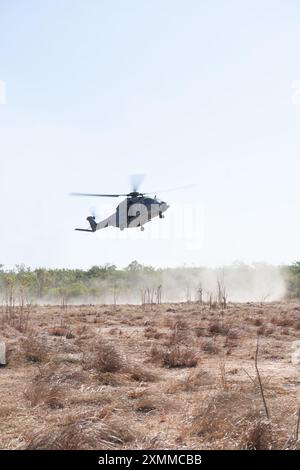 Les pilotes de la marine italienne se préparent à atterrir un hélicoptère NH-90 pour une formation bilatérale dans le cadre d'une sortie d'entraînement pendant l'exercice Pitch Black 24 à Mount Bundey Training Area, territoire du Nord, Australie, le 22 juillet 2024. L’exercice Pitch Black 24 est le plus important des 43 ans d’histoire de l’exercice et rassemble 20 pays participants, plus de 140 avions du monde entier et plus de 4 000 membres du personnel. L'emplacement de l'exercice Black 24 permet à la Marine Rotational Force - l'élément de combat aérien de Darwin 24.3, Marine Medium Tiltrotor Squadron 268 (renforcé), d'intégrer les MV-22B Ospreys et les capacités de combat aérien Banque D'Images