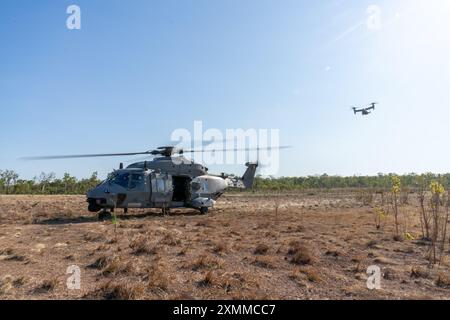 Pilotes de la marine italienne attendent dans un hélicoptère NH-90 pour les Marines américains avec Marine Medium Tiltrotor Squadron 268 (renforcé), Marine Rotational Force – Darwin 24.3, atterrir dans un MV-22B Osprey en préparation d'une formation bilatérale dans le cadre d'une sortie d'entraînement pendant l'exercice Pitch Black 24 à Mount Bundey Training Area, territoire du Nord, Australie, le 22 juillet 2024. L’exercice Pitch Black 24 est le plus important des 43 ans d’histoire de l’exercice et rassemble 20 pays participants, plus de 140 avions du monde entier et plus de 4 000 membres du personnel. Exercise Pitch Black 24 permet l'Aviation Comba de MRF-d 24.3 Banque D'Images