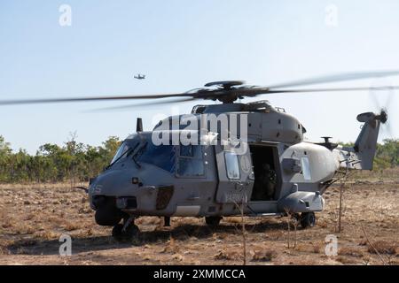 Pilotes de la marine italienne attendent dans un hélicoptère NH-90 pour les Marines américains avec Marine Medium Tiltrotor Squadron 268 (renforcé), Marine Rotational Force – Darwin 24.3, atterrir dans un MV-22B Osprey en préparation d'une formation bilatérale dans le cadre d'une sortie d'entraînement pendant l'exercice Pitch Black 24 à Mount Bundey Training Area, territoire du Nord, Australie, le 22 juillet 2024. L’exercice Pitch Black 24 est le plus important des 43 ans d’histoire de l’exercice et rassemble 20 pays participants, plus de 140 avions du monde entier et plus de 4 000 membres du personnel. Exercise Pitch Black 24 permet l'Aviation Comba de MRF-d 24.3 Banque D'Images