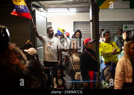 Santiago, Chili. 28 juillet 2024. Des milliers de Vénézuéliens se rassemblent devant l'ambassade du Venezuela à Santiago, au Chili, dans l'attente des résultats des élections présidentielles de leur pays, avec lesquelles ils espèrent renverser le régime de Nicolás Maduro à Santiago, au Chili, le 28 juillet 2024. Bien que seulement un peu plus de 2 500 personnes qualifiées du Chili aient pu voter, il y avait beaucoup plus de Vénézuéliens qui sont venus sur place pour soutenir le processus électoral. (Photo de Jesus Martinez/Sipa USA) crédit : Sipa USA/Alamy Live News Banque D'Images