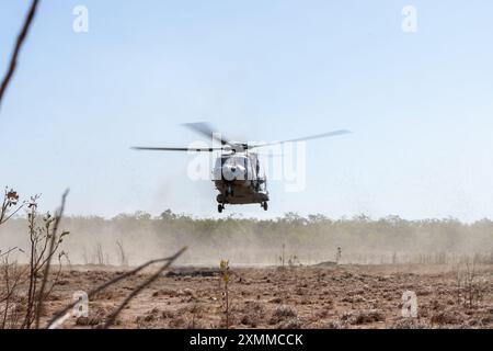 Les pilotes de la marine italienne décollent à bord d'un hélicoptère NH-90 pour une formation bilatérale dans le cadre d'une sortie d'entraînement pendant l'exercice Pitch Black 24 à Mount Bundey Training Area, territoire du Nord, Australie, le 22 juillet 2024. L’exercice Pitch Black 24 est le plus important des 43 ans d’histoire de l’exercice et rassemble 20 pays participants, plus de 140 avions du monde entier et plus de 4 000 membres du personnel. L'emplacement de l'exercice Black 24 permet à la Marine Rotational Force - l'élément de combat aérien de Darwin 24.3, Marine Medium Tiltrotor Squadron 268 (renforcé), d'intégrer les MV-22B Ospreys et les capacités de combat aérien dans A. Banque D'Images