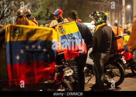 Santiago, Chili. 28 juillet 2024. Des milliers de Vénézuéliens se rassemblent devant l'ambassade du Venezuela à Santiago, au Chili, dans l'attente des résultats des élections présidentielles de leur pays, avec lesquelles ils espèrent renverser le régime de Nicolás Maduro à Santiago, au Chili, le 28 juillet 2024. Bien que seulement un peu plus de 2 500 personnes qualifiées du Chili aient pu voter, il y avait beaucoup plus de Vénézuéliens qui sont venus sur place pour soutenir le processus électoral. (Photo de Jesus Martinez/Sipa USA) crédit : Sipa USA/Alamy Live News Banque D'Images