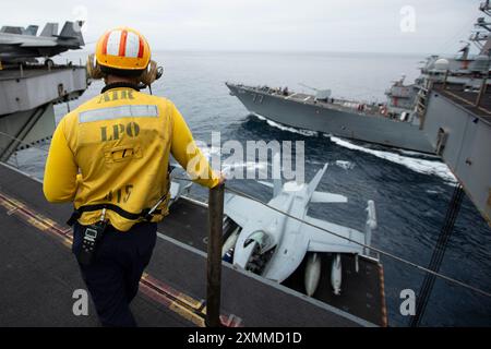 240714-N-CH260-1119 OCÉAN PACIFIQUE (14 juillet 2024) Aviation Boatswain’s Mate (manutention) 1re classe Daniel Suggs, de Killeen, Texas, observe une évolution de l’ascenseur alors que le destroyer de classe Arleigh Burke USS O’Kane (DDG 77) navigue aux côtés du porte-avions de classe Nimitz USS Abraham Lincoln (CVN 72). Abraham Lincoln, navire amiral du Carrier Strike Group Three, mène des opérations de routine dans la zone d'opérations de la 3e flotte américaine. En tant que partie intégrante de la U.S. Pacific Fleet, la 3rd Fleet exploite des forces navales dans l'Indo-Pacifique en plus de fournir une formation réaliste et pertinente n Banque D'Images