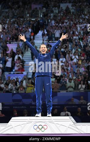 Paris, France. 28 juillet 2024. Lee Kiefer, médaillée d'or américaine, célèbre sur le podium lors de la cérémonie de remise des médailles pour la compétition individuelle de fleuret féminin lors des Jeux Olympiques de Paris 2024 au Grand Palais de Paris, le 28 juillet 2024. Photo par Eliot Blondet/ABACAPRESS. COM Credit : Abaca Press/Alamy Live News Banque D'Images