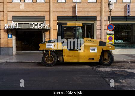 Séville, Espagne. 5 février 2024 - rouleau jaune devant l'hôtel Derby Banque D'Images