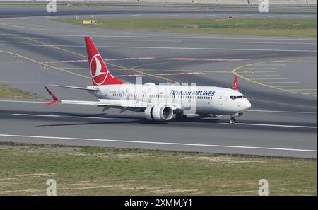 ISTANBUL, TURKIYE - 05 NOVEMBRE 2022 : le Boeing 737-8MAX (60040) de Turkish Airlines atterrit à l'aéroport international d'Istanbul Banque D'Images