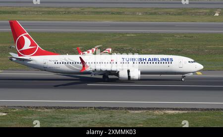 ISTANBUL, TURKIYE - 05 NOVEMBRE 2022 : le Boeing 737-8MAX (60040) de Turkish Airlines atterrit à l'aéroport international d'Istanbul Banque D'Images