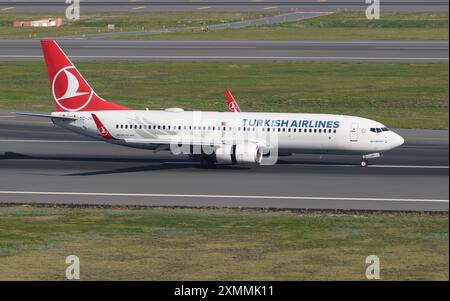 ISTANBUL, TURKIYE - 05 NOVEMBRE 2022 : Turkish Airlines Boeing 737-8F2 (60018) atterrissant à l'aéroport international d'Istanbul Banque D'Images