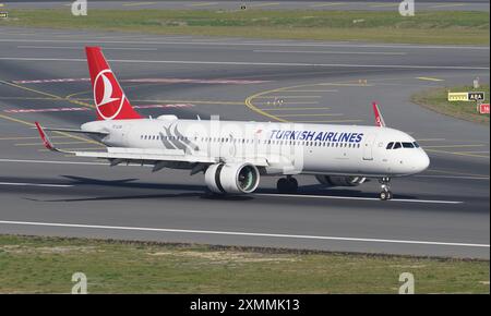 ISTANBUL, TURKIYE - 05 NOVEMBRE 2022 : l'Airbus A321-271NX (8155) de Turkish Airlines atterrit à l'aéroport international d'Istanbul Banque D'Images