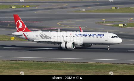 ISTANBUL, TURKIYE - 05 NOVEMBRE 2022 : l'Airbus A321-271NX (10375) de Turkish Airlines atterrit à l'aéroport international d'Istanbul Banque D'Images