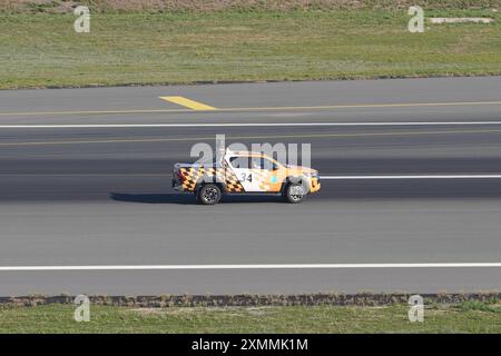 ISTANBUL, TURKIYE - 05 NOVEMBRE 2022 : véhicule de sécurité et de conformité côté piste à l'aéroport international d'Istanbul Banque D'Images