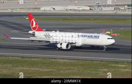 ISTANBUL, TURKIYE - 05 NOVEMBRE 2022 : Turkish Airlines Airbus A330-343x (1172) débarquant à l'aéroport international d'Istanbul Banque D'Images