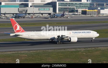 ISTANBUL, TURKIYE - 05 NOVEMBRE 2022 : Turkish Airlines Boeing 777-3F2ER (40797) débarquant à l'aéroport international d'Istanbul Banque D'Images