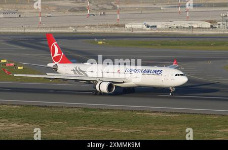 ISTANBUL, TURKIYE - 05 NOVEMBRE 2022 : l'Airbus A330-303 (1713) de Turkish Airlines atterrit à l'aéroport international d'Istanbul Banque D'Images