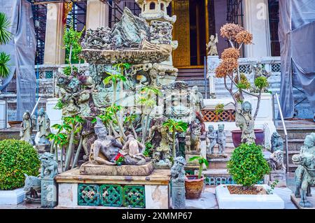 La cour du temple Wat Suthat avec le groupe de sculptures au milieu, Bangkok, Thaïlande Banque D'Images