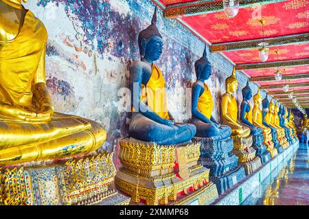 BANGKOK, THAÏLANDE - 14 MAI 2019 : les statues de Bouddha se dressent dans le cloître couvert du temple Wat Suthat, le 14 mai à Bangkok Banque D'Images