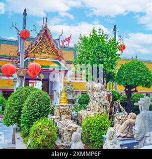 La cour du temple Wat Suthat avec le groupe de sculptures au milieu, Bangkok, Thaïlande Banque D'Images