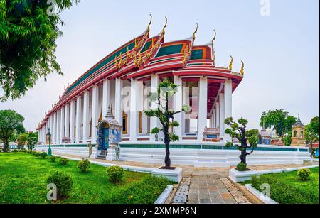 La vue panoramique sur Ubosot du temple Wat Suthat, Bangkok, Thaïlande Banque D'Images