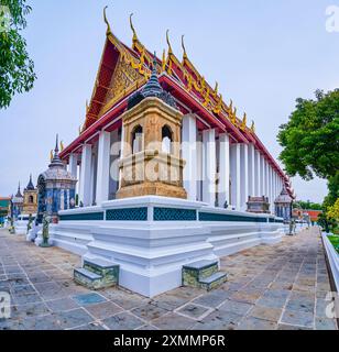 La vue sur Ubosot du temple Wat Suthat, Bangkok, Thaïlande Banque D'Images