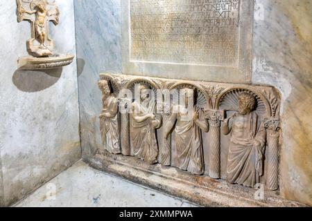 Tombe de l'abbé Elia dans la basilique de San Nicola di Bari, Bari, Italie Banque D'Images