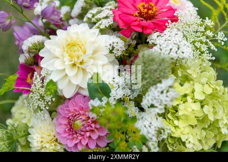 Vue de dessus du bouquet d'été de près. Bel arrangement de fleurs fraîches multicolores. Bouquet de mariage d'anniversaire. Banque D'Images