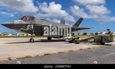 L'artillerie est chargée sur un avion F-35B Lightning II du corps des Marines des États-Unis, avec le Marine Fighter Attack Squadron242, Marine Aircraft Group 12, 1st Marine Banque D'Images