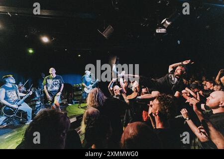 Copenhague, Danemark. 28 juillet 2024. Un amateur de concert fait du surf public lors d'un concert live avec le groupe punk hardcore américain Terror au Pumpehuset à Copenhague. Crédit : Gonzales photo/Alamy Live News Banque D'Images