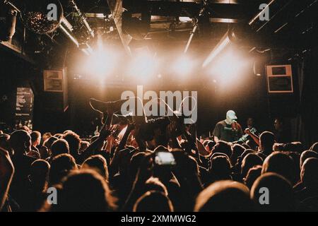 Copenhague, Danemark. 28 juillet 2024. Un amateur de concert fait du surf public lors d'un concert live avec le groupe punk hardcore américain Terror au Pumpehuset à Copenhague. Crédit : Gonzales photo/Alamy Live News Banque D'Images