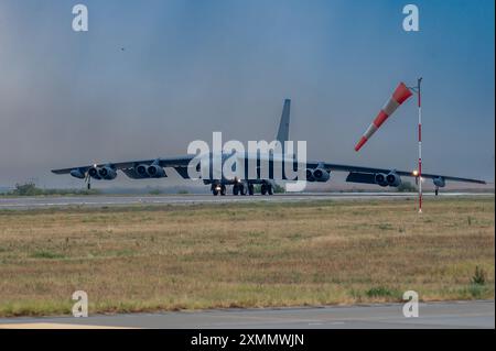 Un B-52H Stratofortresses de la base aérienne de Barksdale, La., se prépare au décollage à la base aérienne de Mihail Kogălniceanu, Roumanie, pendant la Force opérationnelle de bombardiers D. Banque D'Images