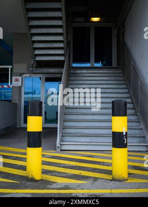 Vienne, Autriche - 19 avril 2023 : une entrée dans une maison à Vienne par temps nuageux Banque D'Images