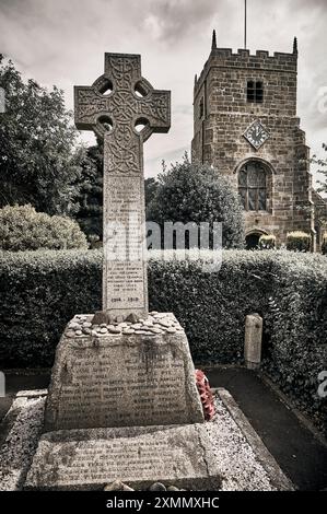 L'église a de St Michael (1611) et le mémorial de guerre dans le village de St Michaels, Lancashire, Royaume-Uni Banque D'Images