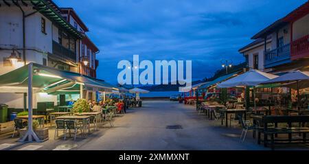 Tazones, Espagne - 12 juillet 2024 : Restaurans zone de Tazones, l'un des plus beaux villages de la côte asturienne, Espagne Banque D'Images