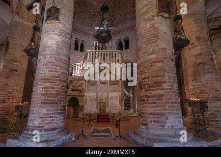 Intérieur de l'église du Saint-Sépulcre, complexe Santo Stefano, Bologne, Italie Banque D'Images