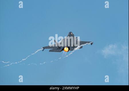 Un F-35A Lightning II de la Royal Australian Air Force (RAAF) affecté au 75th Squadron effectue un décollage vertical en quittant la ligne de vol de la RAA Banque D'Images