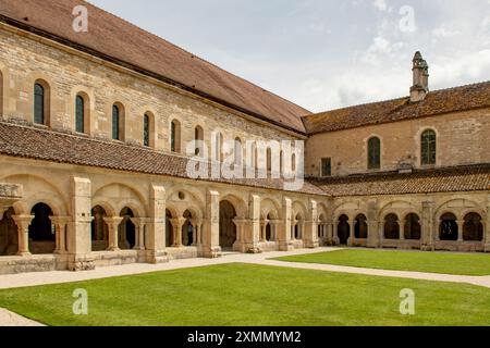 Cloîtres à l'abbaye de Fontenay, Fontenay, Bourgogne, France Banque D'Images