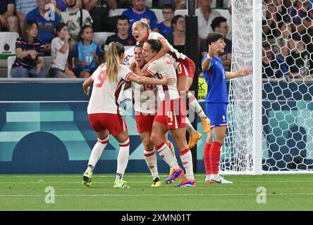 Saint Etienne, France. 28 juillet 2024. Vanessa Gilles (14 ans) du Canada célèbre son but avec ses coéquipières, Football, Groupe féminin A entre la France et le Canada lors des Jeux Olympiques de Paris 2024 le 28 juillet 2024 au stade Geoffroy-Guichard à Saint-Etienne, France - photo Frédéric Chambert/Panoramic/DPPI crédit média : DPPI Media/Alamy Live News Banque D'Images