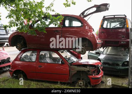 ALLEMAGNE, Norderstedt, Kiesow recyclage et mise à la ferraille pour voitures usagées / DEUTSCHLAND, Norderstedt BEI Hamburg, KIESOW AutoRecycling + Autoteile GmbH, Autoverwertung und Recycling Banque D'Images