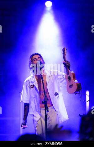 Massa, Italie. 28 juillet 2024. Santi Francesi se produit en direct sur la Piazza Aranci. Crédit : Stefano dalle Luche / Alamy Live News Banque D'Images