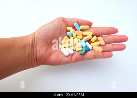 Différents types de comprimés de médicaments, capsules et caplets dans la paume de la main avec une vue rapprochée. Banque D'Images