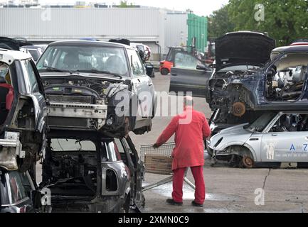 ALLEMAGNE, Norderstedt, Kiesow recyclage et mise à la casse pour voitures usagées, BMW Rover mini cooper, mécanicien automobile à la recherche de pièces de rechange / DEUTSCHLAND, Norderstedt BEI Hamburg, KIESOW AutoRecycling + Autoteile GmbH, Autoverwertung und Recycling Banque D'Images