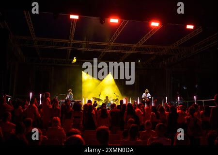 Massa, Italie. 28 juillet 2024. Santi Francesi se produit en direct sur la Piazza Aranci. Crédit : Stefano dalle Luche / Alamy Live News Banque D'Images